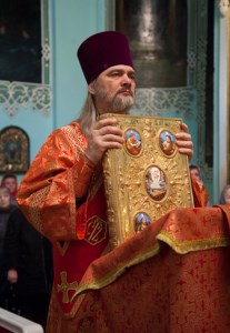 Архиепископ Элистинский и Калмыцкий Юстиниан совершил Божественную литургию и панихиду в Духосошественском храме г. Саратова
