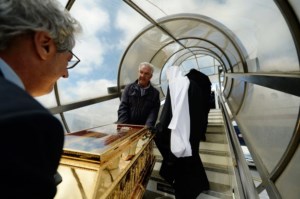 Божественная литургия в Базилике святителя Николая, архиепископа Мир Ликийских, чудотворца, в г. Бари (Италия) и торжественная передача частицы мощей святителя Николая для принесения в Россию