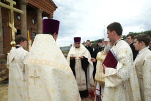 Митрополит Лонгин совершил чин освящения крестов и куполов строящегося храма во имя новомучеников и исповедников Саратовских г. Саратова