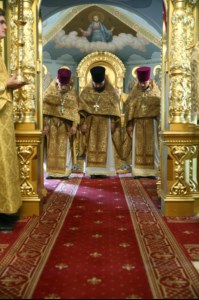 Митрополит Лонгин и Епископ Пахомий совершили Божественную литургию в Троицком соборе и молебен перед главной святыней Саратовской земли — образом Спаса Нерукотворного
