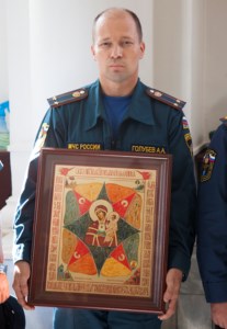Сотрудники Главного управления МЧС России по Саратовской области помолились перед иконой Божией Матери «Неопалимая Купина»