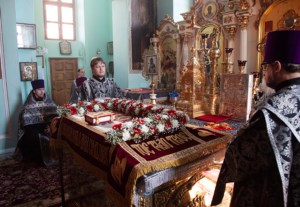 Вечерня с выносом Плащаницы Спасителя в храме в честь Сошествия Святого Духа города Саратова