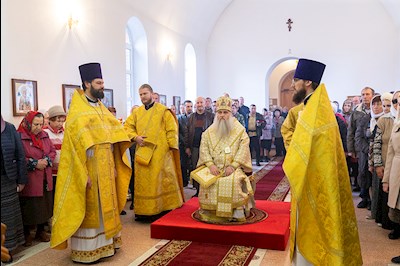 Божественная литургия в храме святых Царственных страстотерпцев п. Дубки Саратовского района