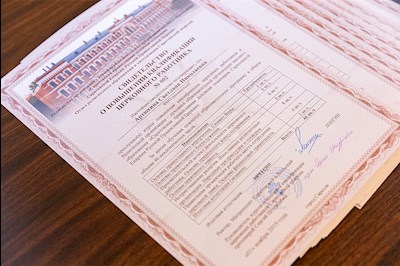 Митрополит Лонгин вручил сертификаты первым слушателям курсов для распространителей церковной утвари