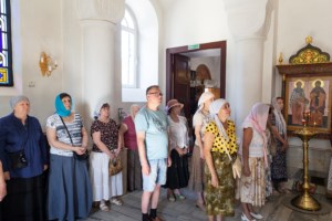 Божественная литургия на Архиерейском подворье — в храме в честь иконы Божией Матери «Утоли моя печали» г. Саратова