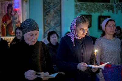 Великое повечерие с чтением канона преподобного Андрея Критского в храме Сошествия Святого Духа г. Саратова