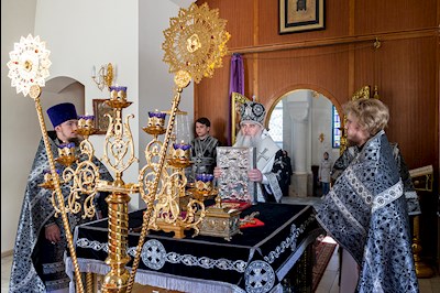 Литургия Преждеосвященных Даров на Архиерейском подворье — в храме в честь иконы Божией Матери «Утоли моя печали» г. Саратова