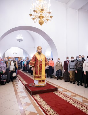 Митрополит Игнатий совершил Божественную литургию в Петропавловском храме Саратова