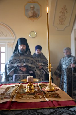 Митрополит Игнатий совершил вечернюю Литургию Преждеосвященных Даров в храме во имя святого апостола и евангелиста Иоанна Богослова при Саратовской православной духовной семинарии