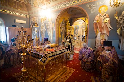Митрополит Игнатий совершил вечернюю Литургию Преждеосвященных Даров в Свято-Троицком кафедральном соборе г. Саратова