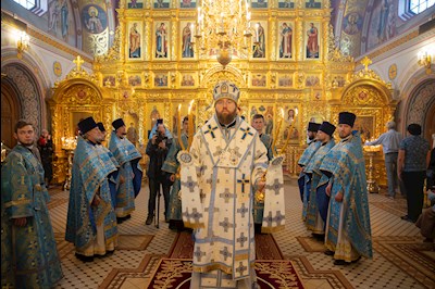Митрополит Игнатий совершил Божественную литургию в Свято-Троицком кафедральном соборе Саратова