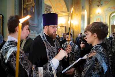 Митрополит Игнатий совершил великое повечерие с чтением Великого покаянного канона преподобного Андрея Критского в Покровском соборе г. Саратова