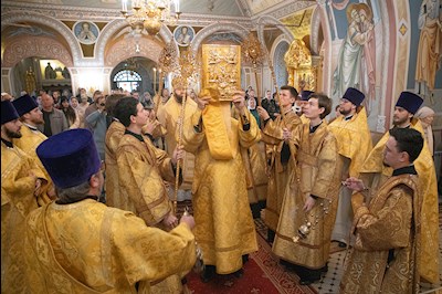 Митрополит Игнатий совершил Божественную литургию в Свято-Троицком кафедральном соборе Саратова