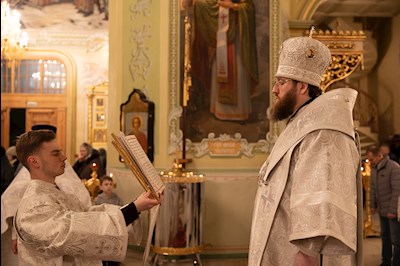 Митрополит Игнатий совершил Великую вечерню в соединении с Литургией святителя Василия Великого и чин Великого освящения воды в Покровском соборе г. Саратова