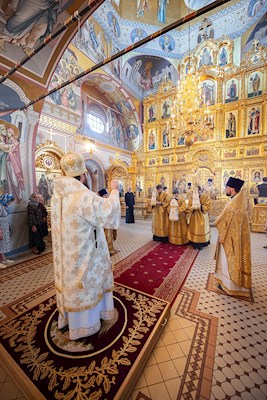 Митрополит Игнатий совершил Божественную литургию в Свято-Троицком кафедральном соборе Саратова