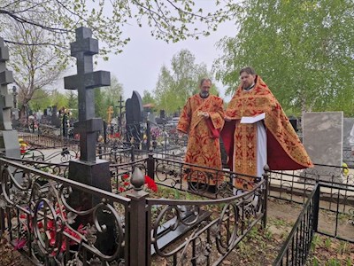На Радоницу совершено поминовение усопших священнослужителей