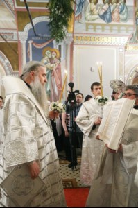 Митрополит Лонгин совершил Рождественское ночное богослужение
