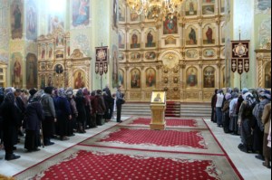 В Великий Четверг Митрополит Лонгин совершил Литургию Василия Великого и Чин умовения ног