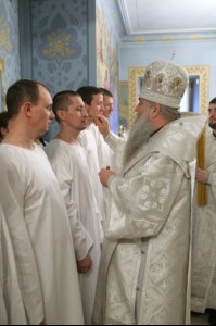 Митрополит Лонгин совершил Царские часы, Изобразительны, Великую вечерню и Крещальную литургию в Свято-Троицком кафедральном соборе Саратова