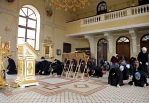 Утреннее богослужение на Архиерейском подворье — храме во имя святого апостола и евангелиста Иоанна Богослова при СПДС