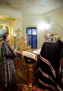 Вечернее богослужение на Архиерейском подворье — храме во имя святого апостола и евангелиста Иоанна Богослова при Саратовской православной духовной семинарии