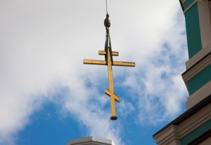 Совершено освящение крестов и куполов строящегося храма во имя святого благоверного князя Михаила Черниговского и боярина его Феодора г. Саратова