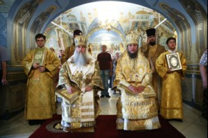 Митрополит Лонгин и Епископ Пахомий совершили Божественную литургию в Троицком соборе и молебен перед главной святыней Саратовской земли — образом Спаса Нерукотворного