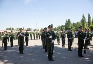 Священник благословил новобранцев перед отправкой на воинскую службу