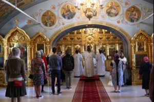 Крещальная литургия в Свято-Троицком соборе Саратова