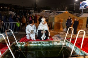 Клирики Саратовской епархии совершили освящение воды в открытых водоемах