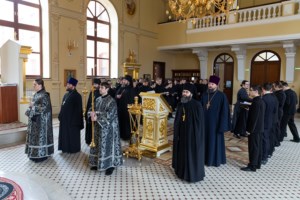 Уставное богослужение на Архиерейском подворье — в храме во имя святого апостола и евангелиста Иоанна Богослова при СПДС
