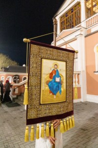 Митрополит Лонгин совершил пасхальное богослужение