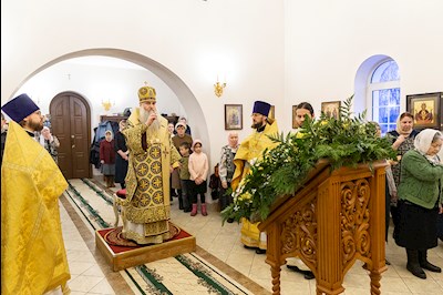 Божественная литургия в храме в честь святителя Иоанна Златоуста в п. Зональный г. Саратова