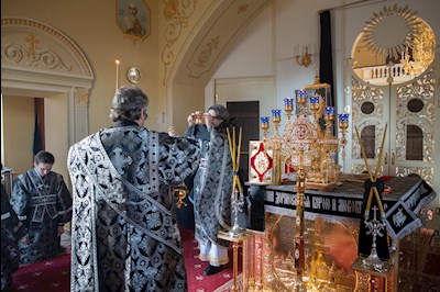 Митрополит Игнатий совершил вечернюю Литургию Преждеосвященных Даров в храме во имя святого апостола и евангелиста Иоанна Богослова при Саратовской православной духовной семинарии