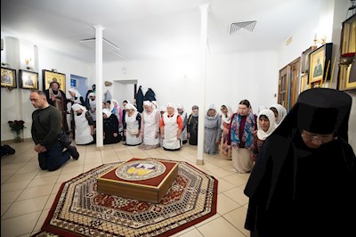 Митрополит Игнатий совершил Великое освящение Крестовоздвиженского подворья Свято-Алексиевского женского монастыря г. Саратова и Божественную литургию в новоосвященном храме