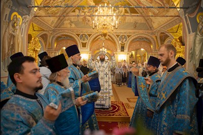 Митрополит Игнатий совершил Божественную литургию в Свято-Троицком кафедральном соборе Саратова