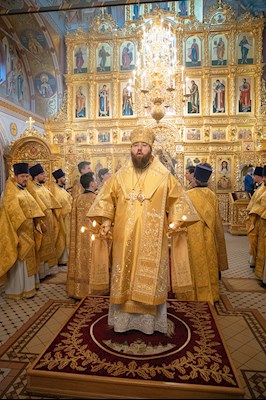 Митрополит Игнатий совершил Божественную литургию в Свято-Троицком кафедральном соборе Саратова