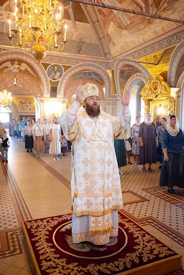 Митрополит Игнатий совершил Божественную литургию в Свято-Троицком кафедральном соборе Саратова