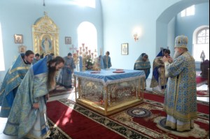 Божественная литургия в храме в честь Покрова Пресвятой Богородицы города Петровска
