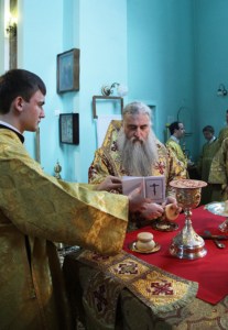 Божественная литургия в Духосошественском кафедральном соборе города Саратова