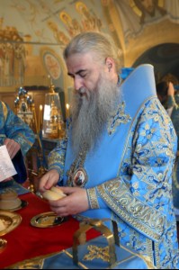 Божественная литургия в Свято-Троицком соборе Саратова