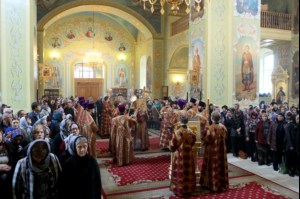В Великий Четверг Митрополит Лонгин совершил Литургию Василия Великого и Чин умовения ног