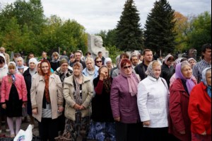 В канун празднования Собора Саратовских святых совершена панихида по убиенным в годы гонений на Воскресенском кладбище Саратова