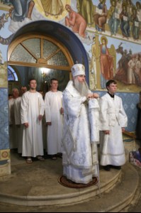 Митрополит Лонгин совершил Царские часы, Изобразительны, Великую вечерню и Крещальную литургию в Свято-Троицком кафедральном соборе Саратова