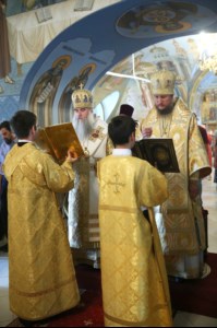 Митрополит Лонгин и Епископ Пахомий совершили Божественную литургию в Троицком соборе и молебен перед главной святыней Саратовской земли — образом Спаса Нерукотворного