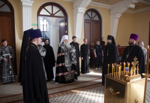 Утреннее богослужение на Архиерейском подворье — храме во имя святого апостола и евангелиста Иоанна Богослова при СПДС