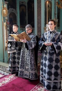 Вечерня с выносом Плащаницы Спасителя в храме в честь Сошествия Святого Духа города Саратова