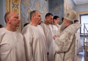 Божественная литургия и крещение оглашенных в Свято-Троицком кафедральном соборе Саратова