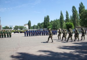 Священник благословил новобранцев перед отправкой на воинскую службу