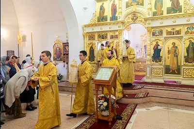 Божественная литургия в храме святых Царственных страстотерпцев п. Дубки Саратовского района